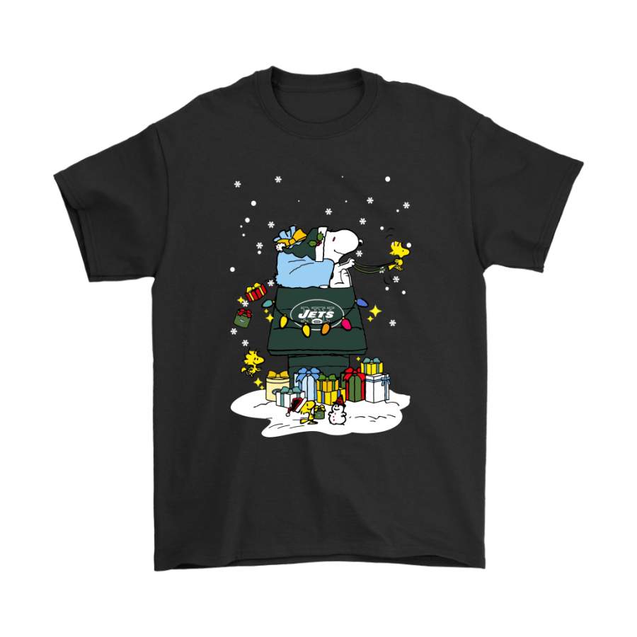 Onlyshirt - Graphic Tee - New York Jets Santa Snoopy Brings Christmas To Town Shirts