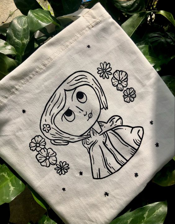 Tote bag Coraline, pintada a mano, Canvas Tote Bags, Tote Bag Design, Tote Bag Idea