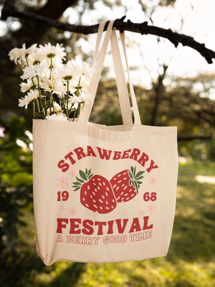 Strawberry Tote Bag Cute Tote Bag Strawberry Bag Plant Tote Aesthetic Bag Market Bag Tote Bag Pattern Canvas Bag, Canvas Tote Bags, Tote Bag Design, Tote Bag Idea