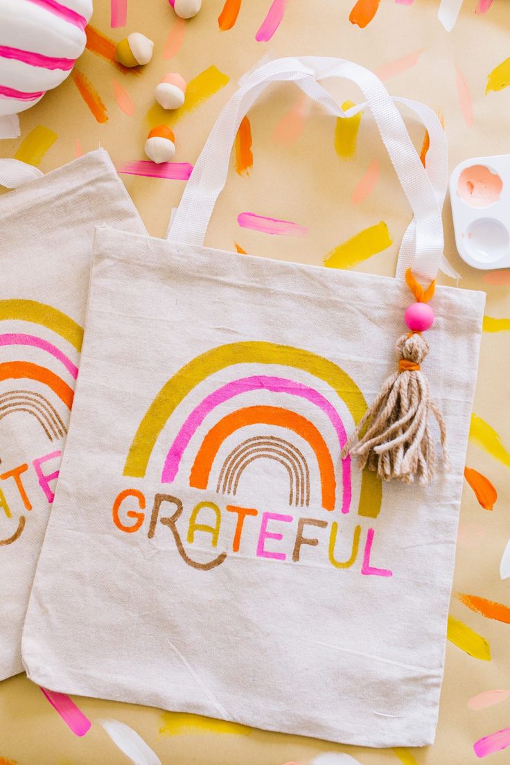 Grateful Stenciled Tote Bag Tutorial | The Pretty Life Girls, Best Tote Bags Ideas, Cute Tote Bags Ideas, Tote Bag Design Ideas, Girls Tote Bag, Best Canvas Tote Bags Ideas