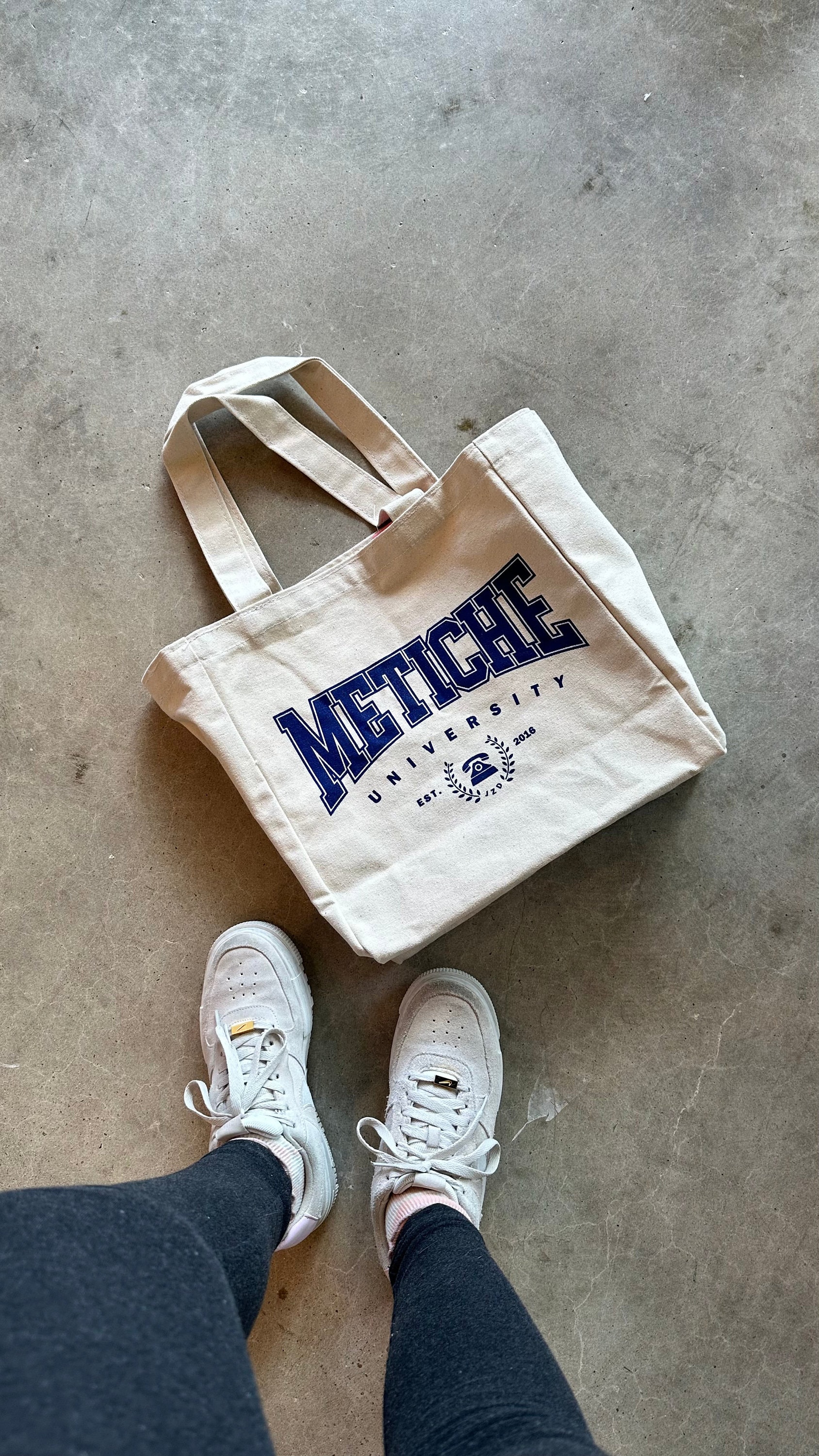 Metiche Tote – Metiche – Chismosa – Tote Bag – Metiche Tote Bag – Navy Metiche Tote Bag – Gifts for Her – Gifts for Him